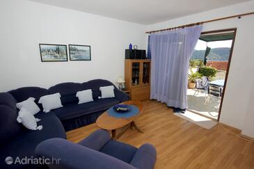 Apartments with parking space Vis - 8883