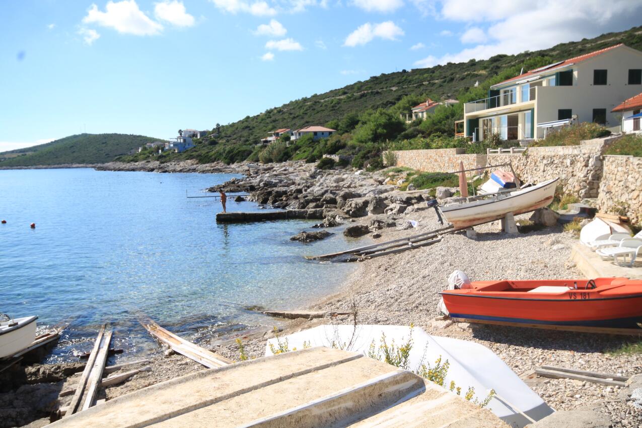 K-8900 - Alloggi privati - Casa vacanze accanto al mare Milna, Lissa - Vis