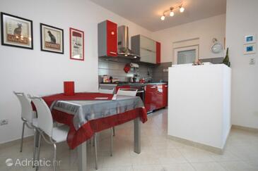 Apartments with parking space Vis - 8945