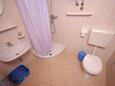Sutomišćica, Bagno nell'alloggi del tipo studio-apartment, animali domestici ammessi e WiFi.