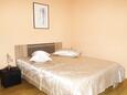 Makarska, Bedroom 1 in the apartment, air condition available and WiFi.