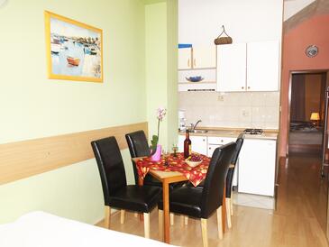 Apartments with parking space Makarska - 9129