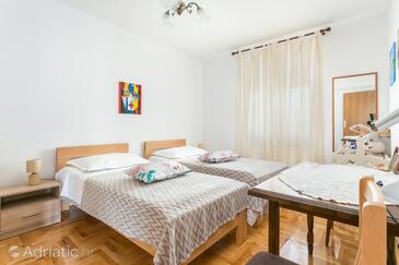 Apartments with parking space Trogir - 9209