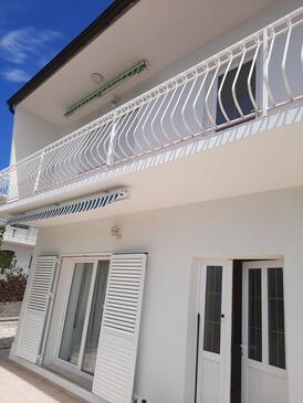 Apartments with terrace Brodarica, North Dalmatia