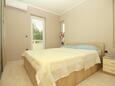 Stara Novalja, Bedroom in the apartment, air condition available, (pet friendly) and WiFi.