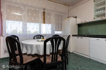 Ferienwohnungen mit Parkplatz Sumpetar (Omis) - 9436