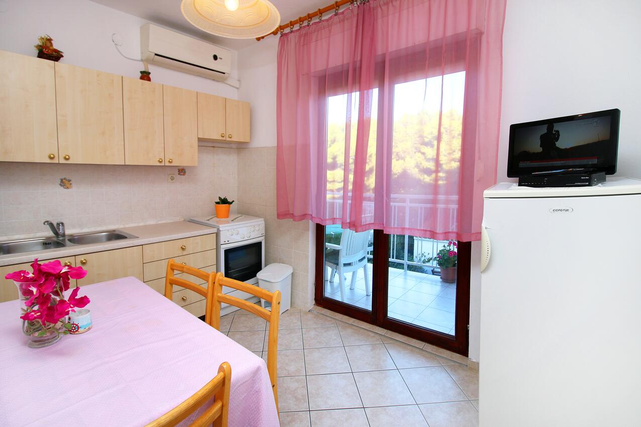 Apartments with parking spaces Bilo, Primošten - 9467