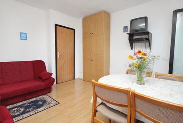 Apartment with balcony Njivice, Kvarner