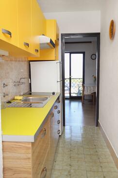 Apartment with balcony Njivice, Kvarner