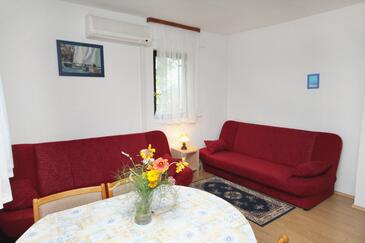 Apartment with balcony Njivice, Kvarner