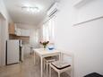 Stara Novalja, Jídelna v ubytování typu studio-apartment, s klimatizací a WiFi.