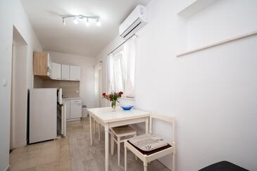 Stara Novalja, Jídelna v ubytování typu studio-apartment, s klimatizací a WiFi.
