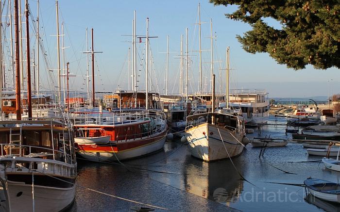 Bărci ancorate în localitatea Krilo Jesenice, riviera Omiš